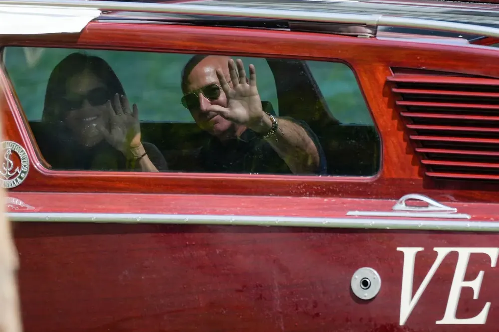 el-multimillonario-fundador-de-amazon-jeff-bezos-y-lauren-sanchez-llegan-en-bote-a-un-hotel-de-venec