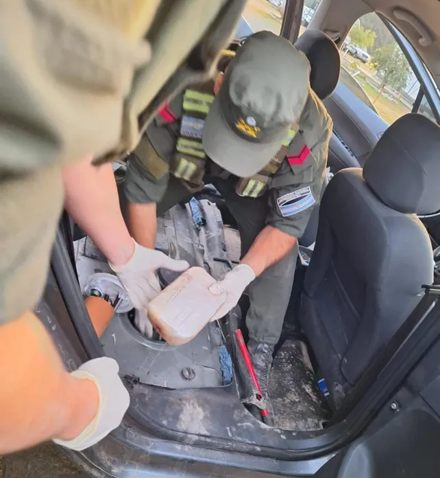 el-metodo-que-utilizaron-esconder-la-droga-fue-quebrar-los-paquetes-introducirlos-el-sector-donde-se-aloja-la-bomba-nafta