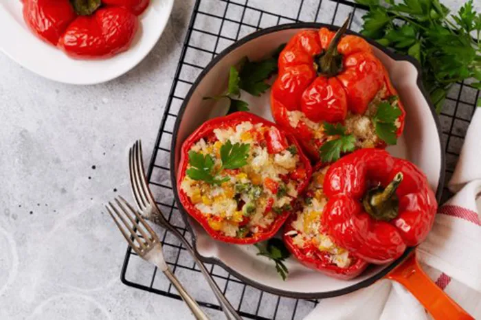 pimientos-rojos-rellenos-de-verduras-y-arroz