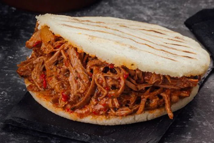 arepas-con-carne-mechada