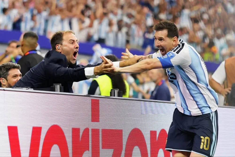 periodista-festejo-con-Messi-mundial