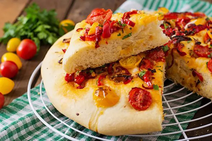 focaccia-con-tomate-pimiento-y-cebolla