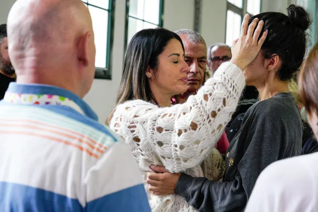 leda-es-una-religiosa-44-anos-madre-5-hijos-y-abuela-que-ademas-sus-oraciones-sanadoras-incursiono-la-musica-y-se-presenta-como-cantante