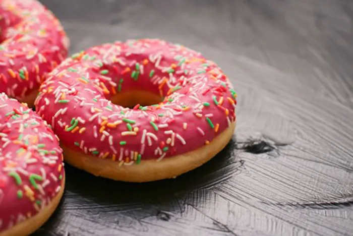 donut-con-glaseado-de-fresa