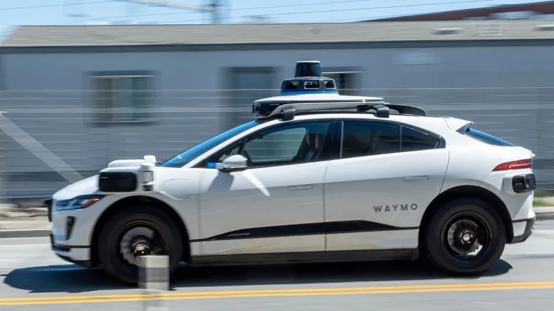 002_-_un_taxi_autxnomo_de_waymo_en_san_francisco.jpg_674994428