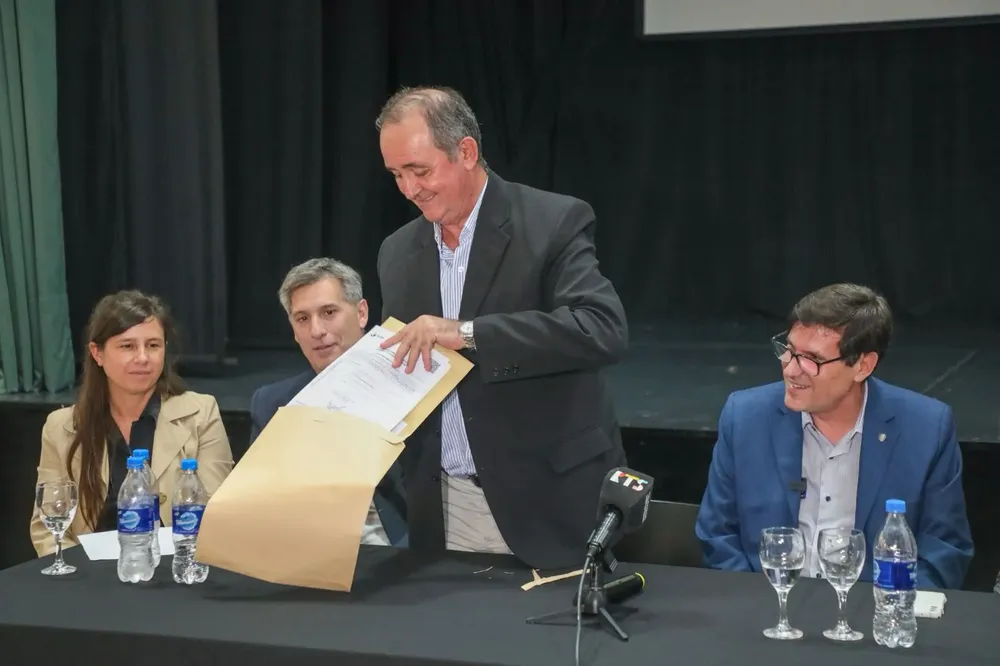 19682eac-8f69-49e7-8c3c-8af6f6cc9263