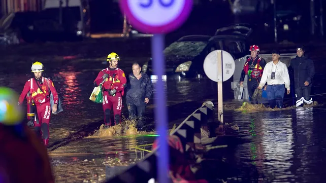 rescatistas-acompanan-personas-que-estuvieron-atrapadas-sus-casas-el-temporal