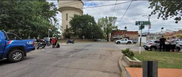 Colisionaron un auto y una moto, la conductora de esta ultima quedó ...