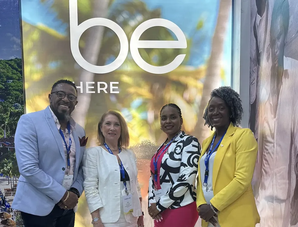 Autoridades-de-Antigua-y-Barbuda-junto-con-Elsa-Petersen