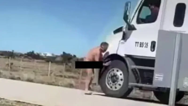 Desnudo-y-fuera-de-control-chileno-ataco-un-auto-argentino-en-plena-ruta-min