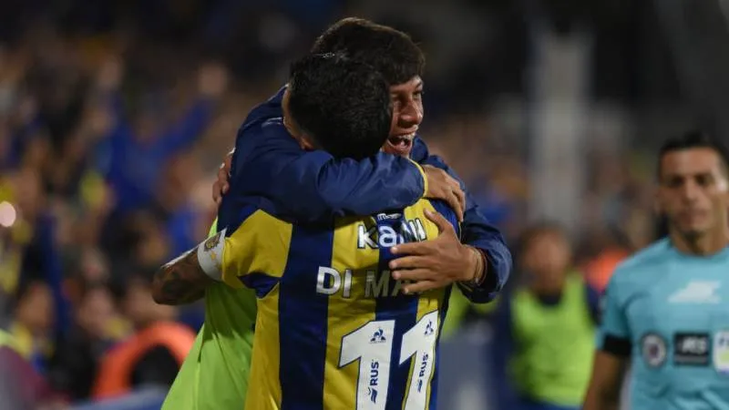 Angel-Di-Maria-se-abraza-con-un-alcanzapelotas-en-Rosario-Central