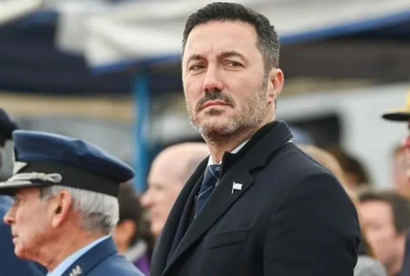 luis-petri.jpg_183880102