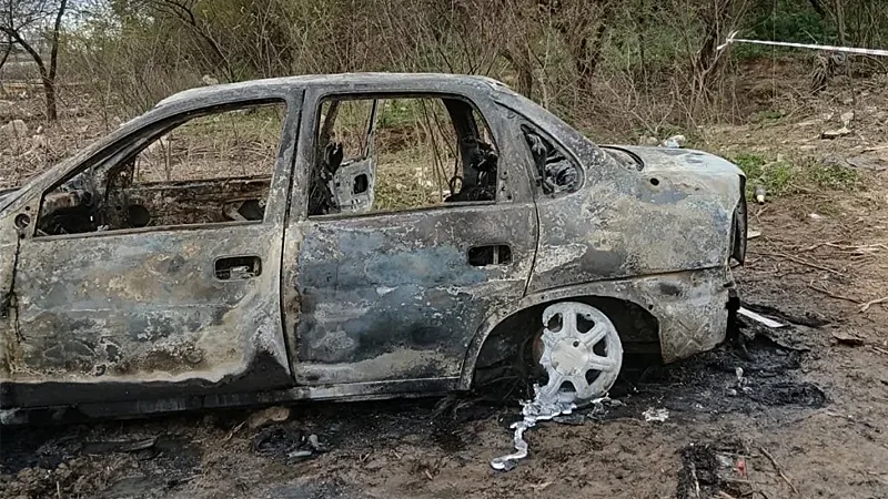 Hallan-auto-incendiado-con-dos-cuerpos-en-el-camino-a-Cargill