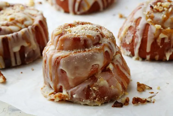 bollos-de-canela-con-glaseado-de-dulce-de-leche