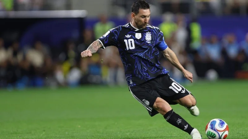 messi_argentina_camiseta_alternativa.jpg_2045344936